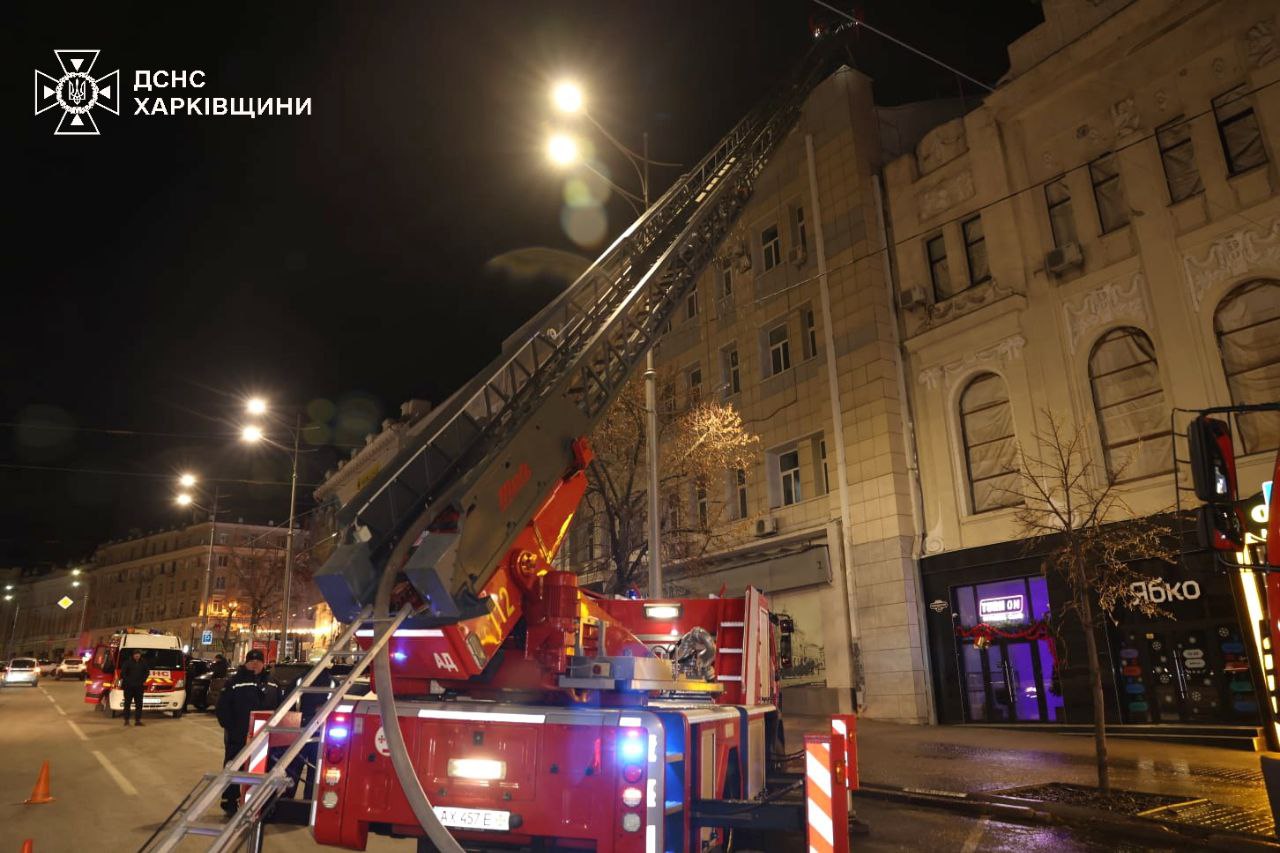 Вогнеборці показали, як гасили пожежу у центрі Харкова (фото)