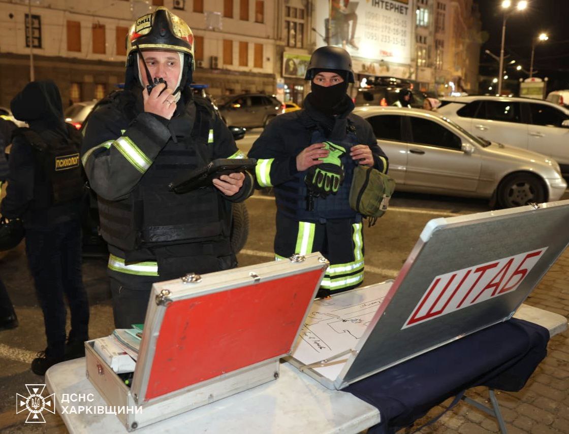 Вогнеборці показали, як гасили пожежу у центрі Харкова (фото)