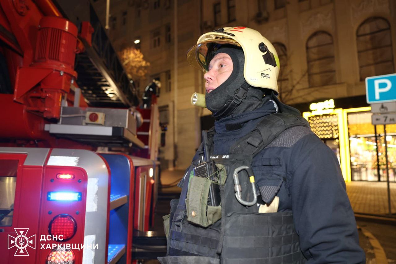 Вогнеборці показали, як гасили пожежу у центрі Харкова (фото)