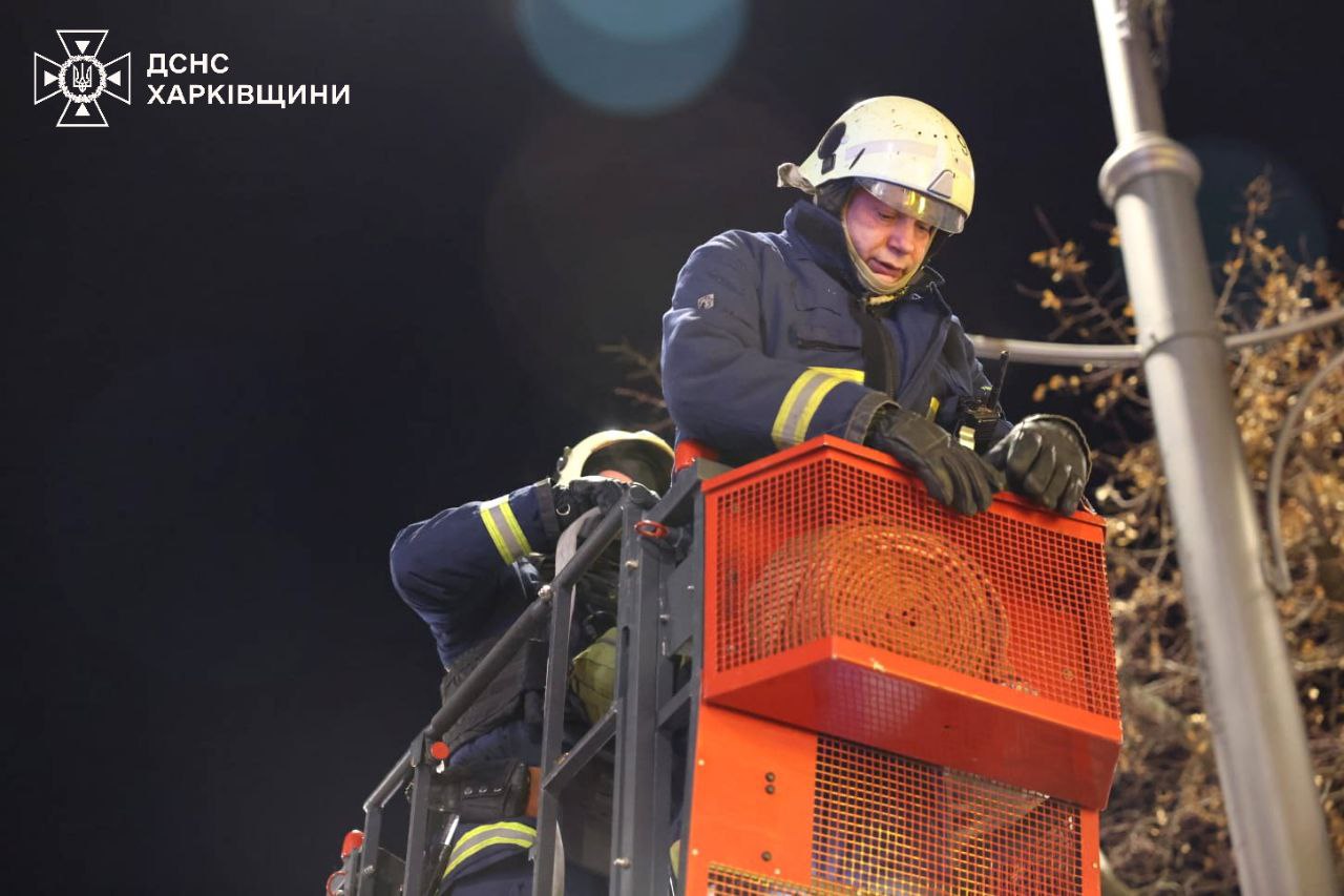 Вогнеборці показали, як гасили пожежу у центрі Харкова (фото)
