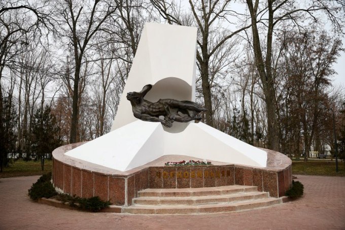 Харків 14 грудня: покладання квітів до пам’ятника чорнобильцям у Молодіжному парку