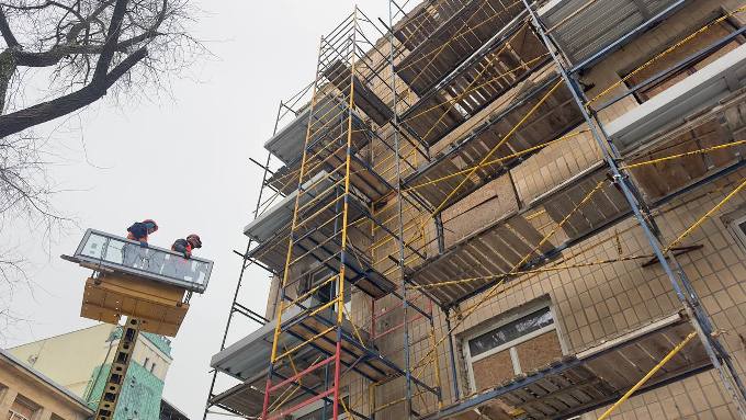 На вулиці Свободи в Харкові триває відновлення пошкодженого обстрілами будинку