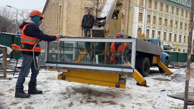 На вулиці Свободи в Харкові триває відновлення пошкодженого обстрілами будинку