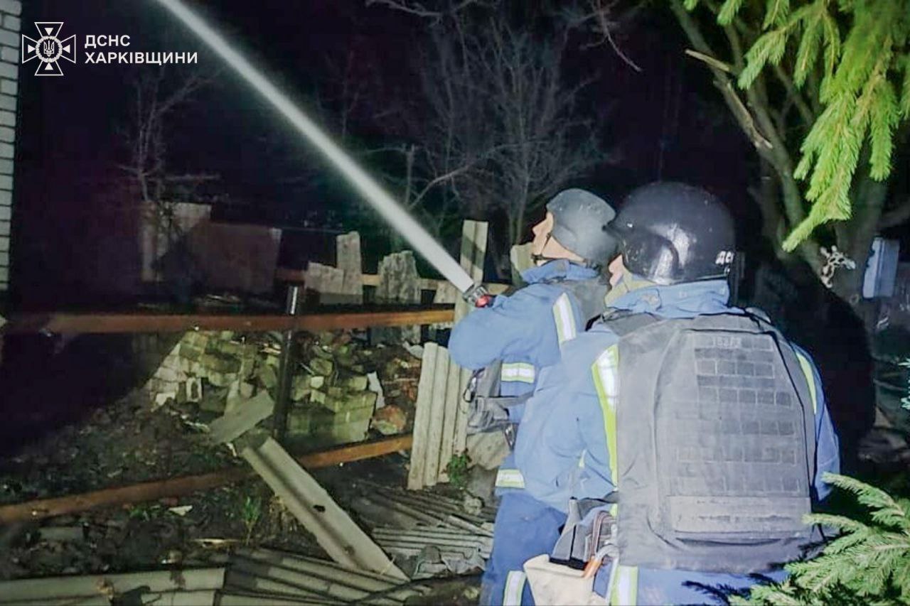 У ДСНС показали кадри гасіння пожеж, які виникли після обстрілів у Харківській області