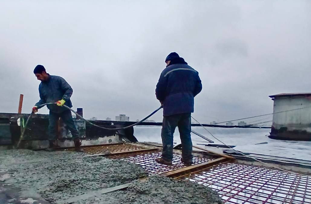 На вулиці Нескорених триває капітальний ремонт покрівлі, яка постраждала внаслідок обстрілу