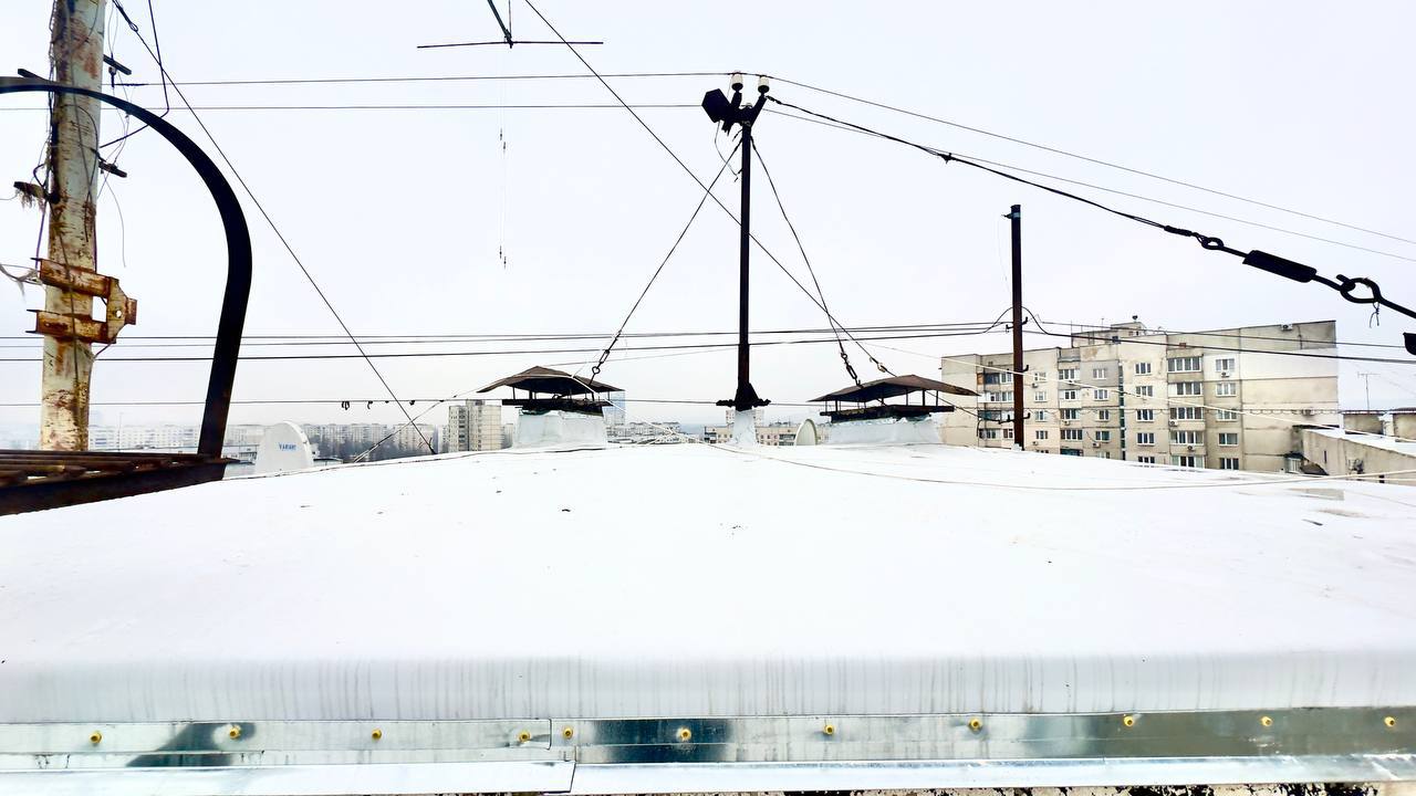 На вулиці Нескорених триває капітальний ремонт покрівлі, яка постраждала внаслідок обстрілу