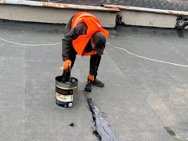 Харківські комунальники проводять покрівельні роботи