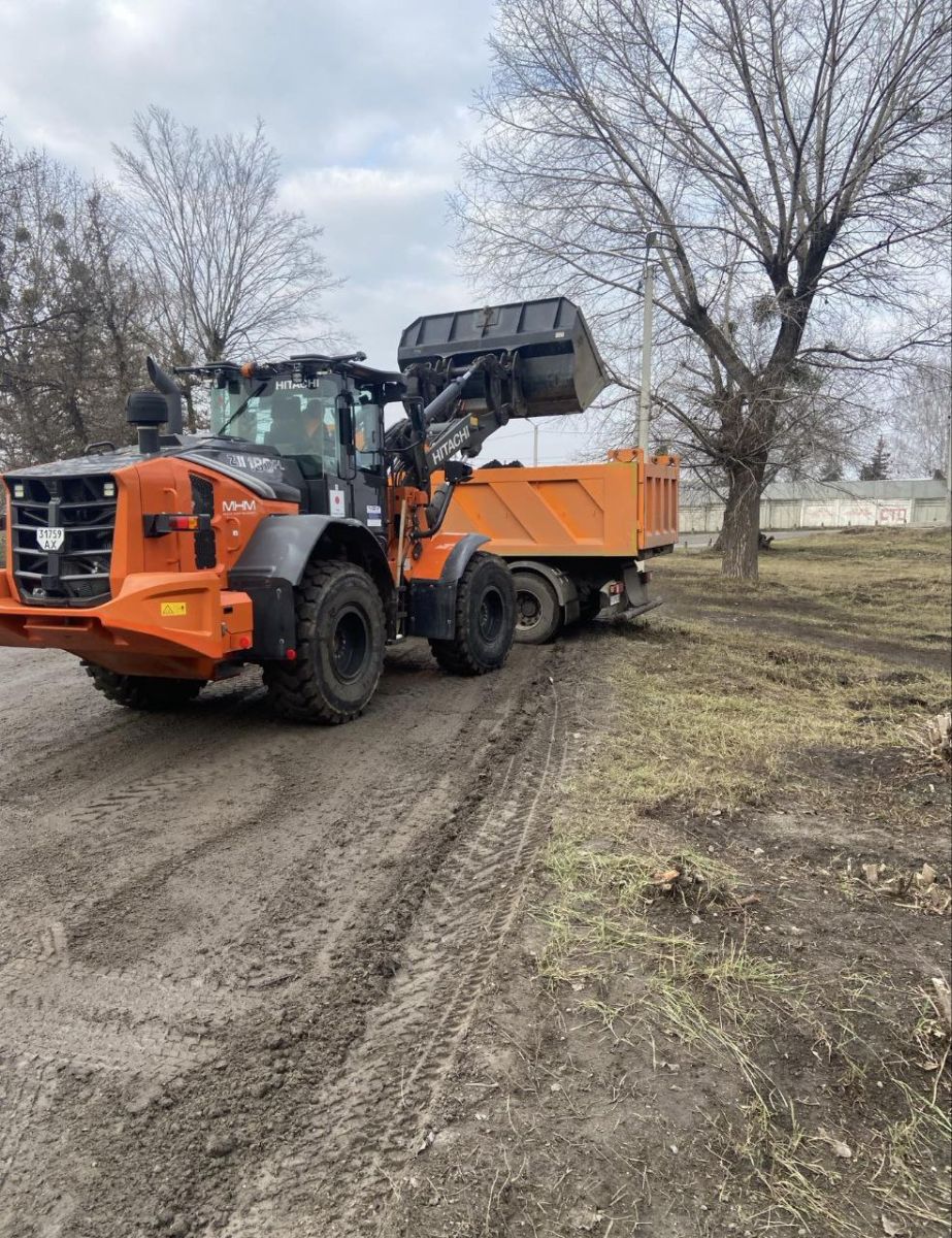Комунальники Харкова продовжують наводити лад на дорогах та дворах