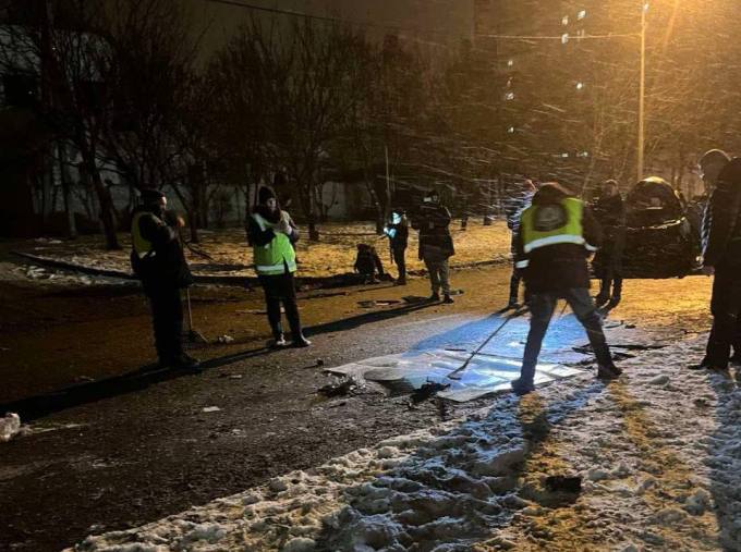 Комунальники Харкова працюють на місці обстрілу в Шевченківському районі