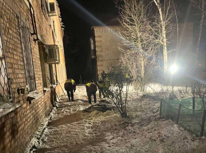 Новини Харкова: комунальники ліквідовують наслідки обстрілу в Шевченківському районі