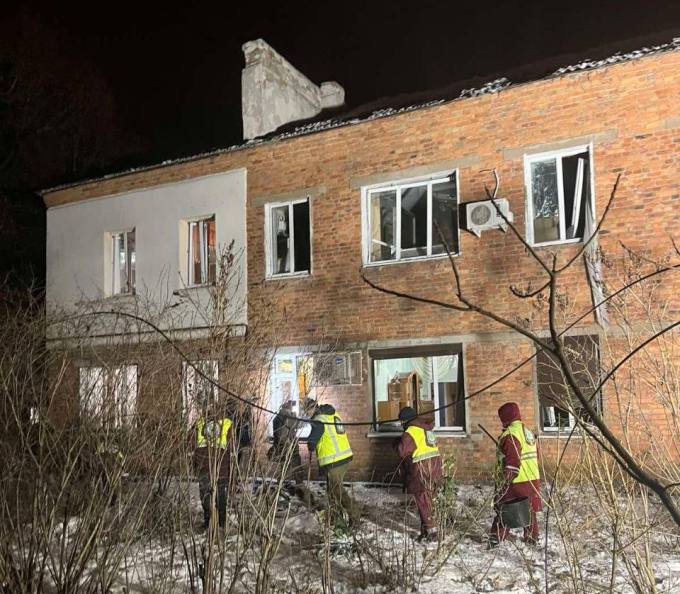 Новини Харкова: комунальники ліквідовують наслідки обстрілу в Шевченківському районі