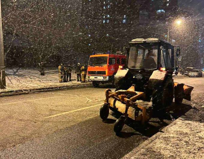 Новини Харкова: комунальники ліквідовують наслідки обстрілу в Шевченківському районі