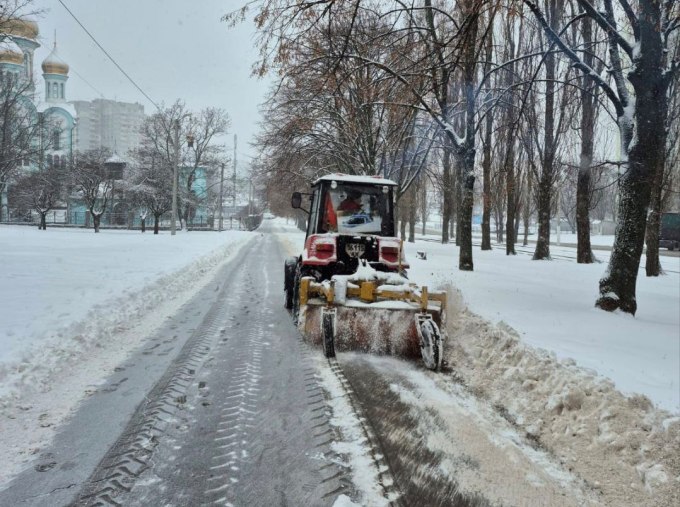 Прибирання снігу в Харкові