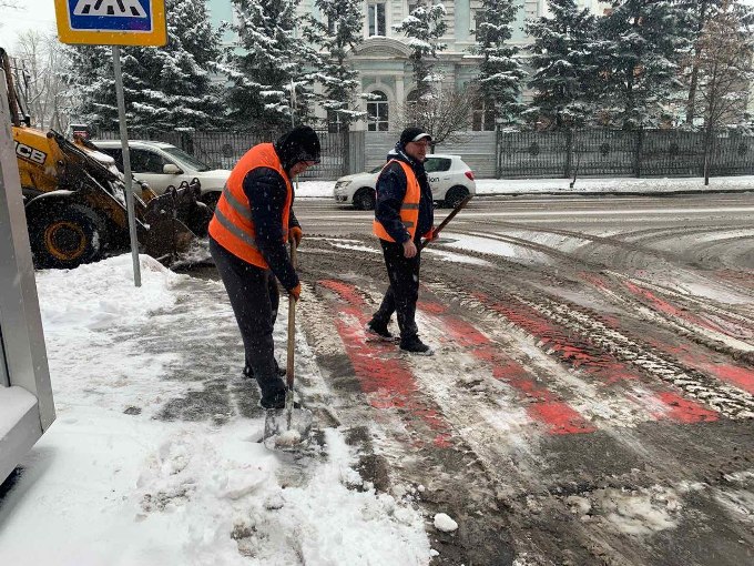 Прибирання снігу в Харкові