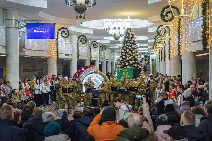 Військовий оркестр бригади «Скіф» провів новорічний концерт у метро Харкова