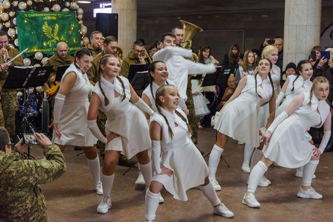 Новорічний концерт бригади «Скіф» у метро Харкова