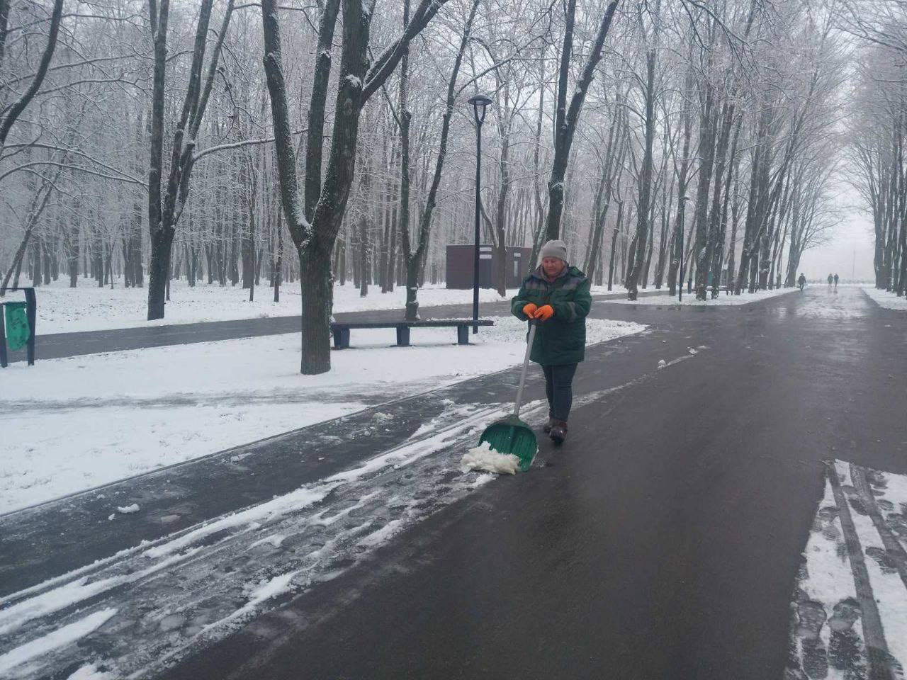 Впорядковують місця відпочинку городян комунальники: Новини Харкова