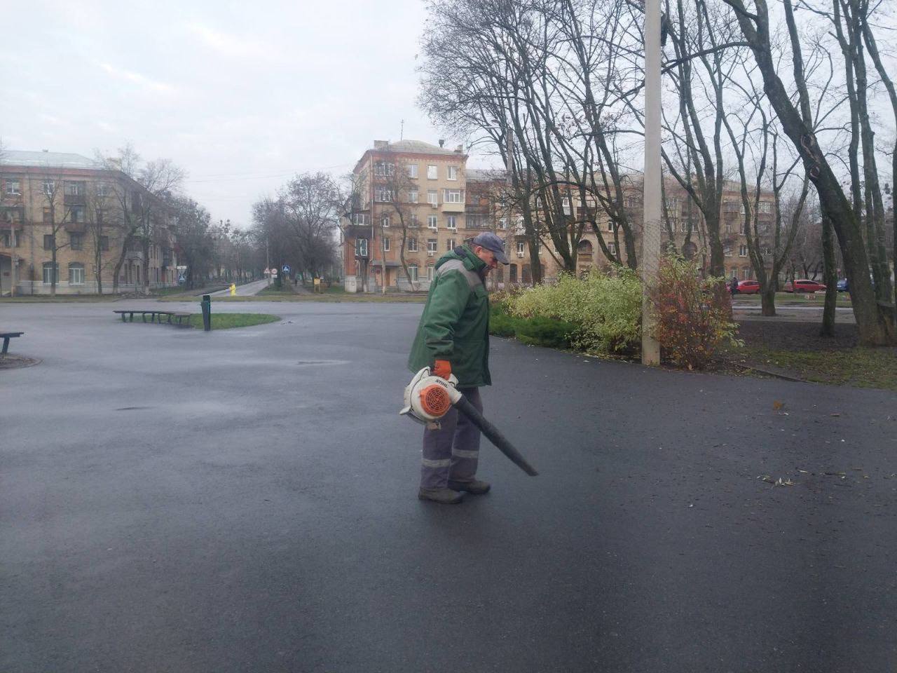 Впорядковують місця відпочинку городян комунальники: Новини Харкова