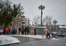 Харків'яни влаштували снігову гірку в саду Шевченко (фото)