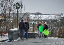 Харків'яни влаштували снігову гірку в саду Шевченко (фото)