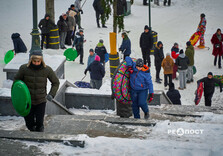 Харків'яни влаштували снігову гірку в саду Шевченко (фото)