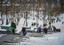 Харків'яни влаштували снігову гірку в саду Шевченко (фото)