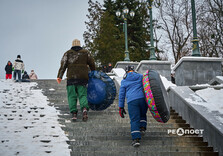 Харків'яни влаштували снігову гірку в саду Шевченко (фото)