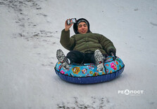 Харків'яни влаштували снігову гірку в саду Шевченко (фото)