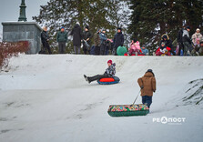 Харків'яни влаштували снігову гірку в саду Шевченко (фото)