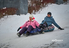 Харків'яни влаштували снігову гірку в саду Шевченко (фото)