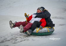 Харків'яни влаштували снігову гірку в саду Шевченко (фото)