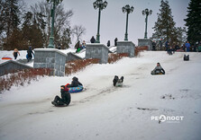 Харків'яни влаштували снігову гірку в саду Шевченко (фото)