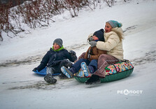 Харків'яни влаштували снігову гірку в саду Шевченко (фото)