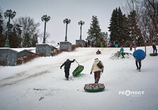 Харків'яни влаштували снігову гірку в саду Шевченко (фото)