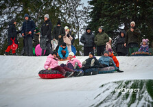 Харків'яни влаштували снігову гірку в саду Шевченко (фото)