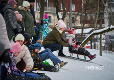 Харків'яни влаштували снігову гірку в саду Шевченко (фото)