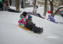 Харків'яни влаштували снігову гірку в саду Шевченко (фото)