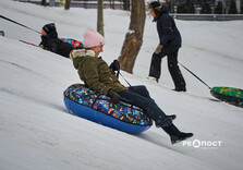 Харків'яни влаштували снігову гірку в саду Шевченко (фото)