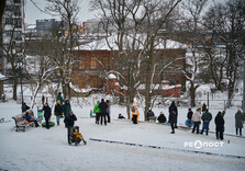 Харків'яни влаштували снігову гірку в саду Шевченко (фото)