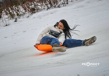 Харків'яни влаштували снігову гірку в саду Шевченко (фото)