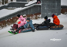 Харків'яни влаштували снігову гірку в саду Шевченко (фото)