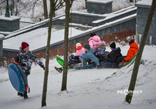 Харків'яни влаштували снігову гірку в саду Шевченко (фото)