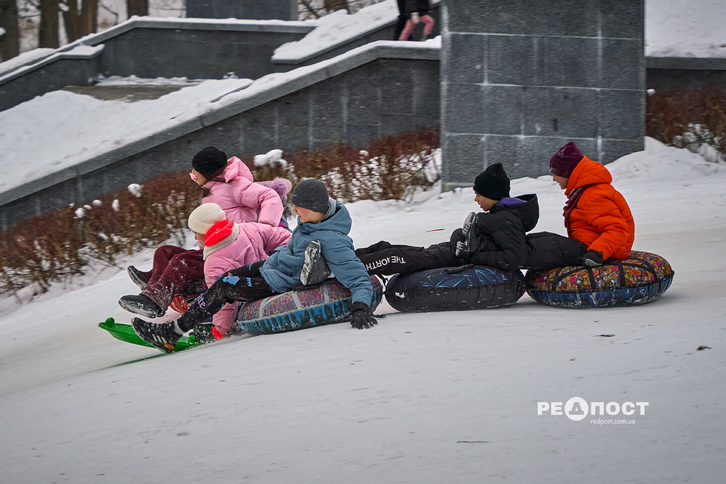 Харків'яни влаштували снігову гірку в саду Шевченко (фото)