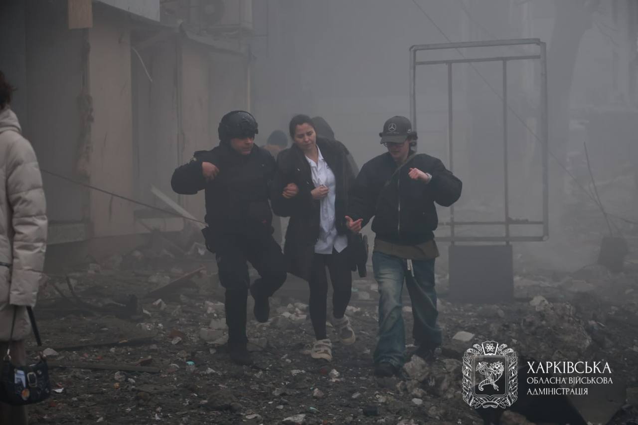 Зросла кількість постраждалих через удар росіян по місту, фотографії з місця влучання: Новини Харкова