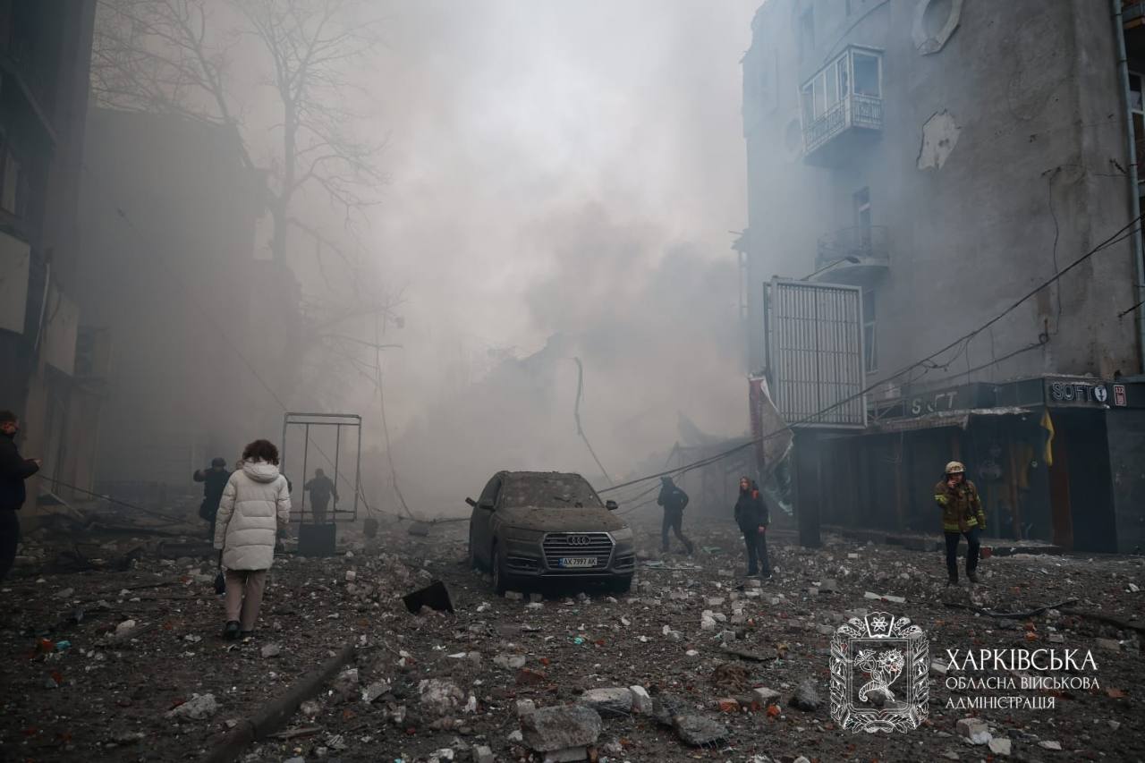 Зросла кількість постраждалих через удар росіян по місту, фотографії з місця влучання: Новини Харкова