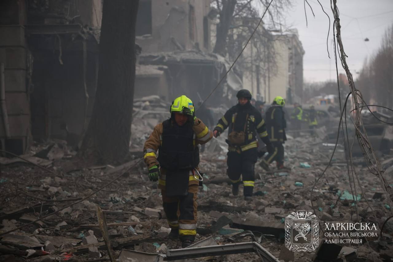 Зросла кількість постраждалих через удар росіян по місту, фотографії з місця влучання: Новини Харкова
