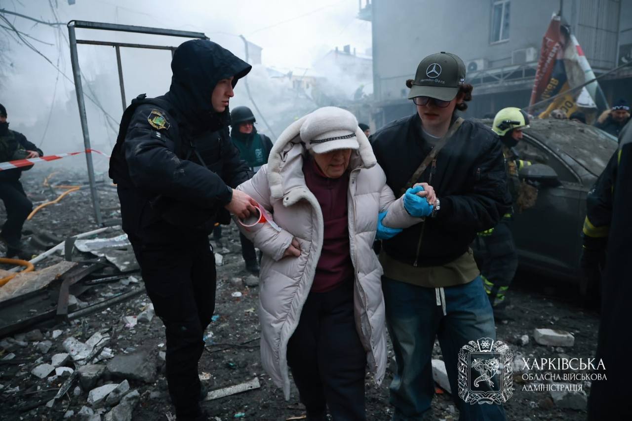 Зросла кількість постраждалих через удар росіян по місту, фотографії з місця влучання: Новини Харкова
