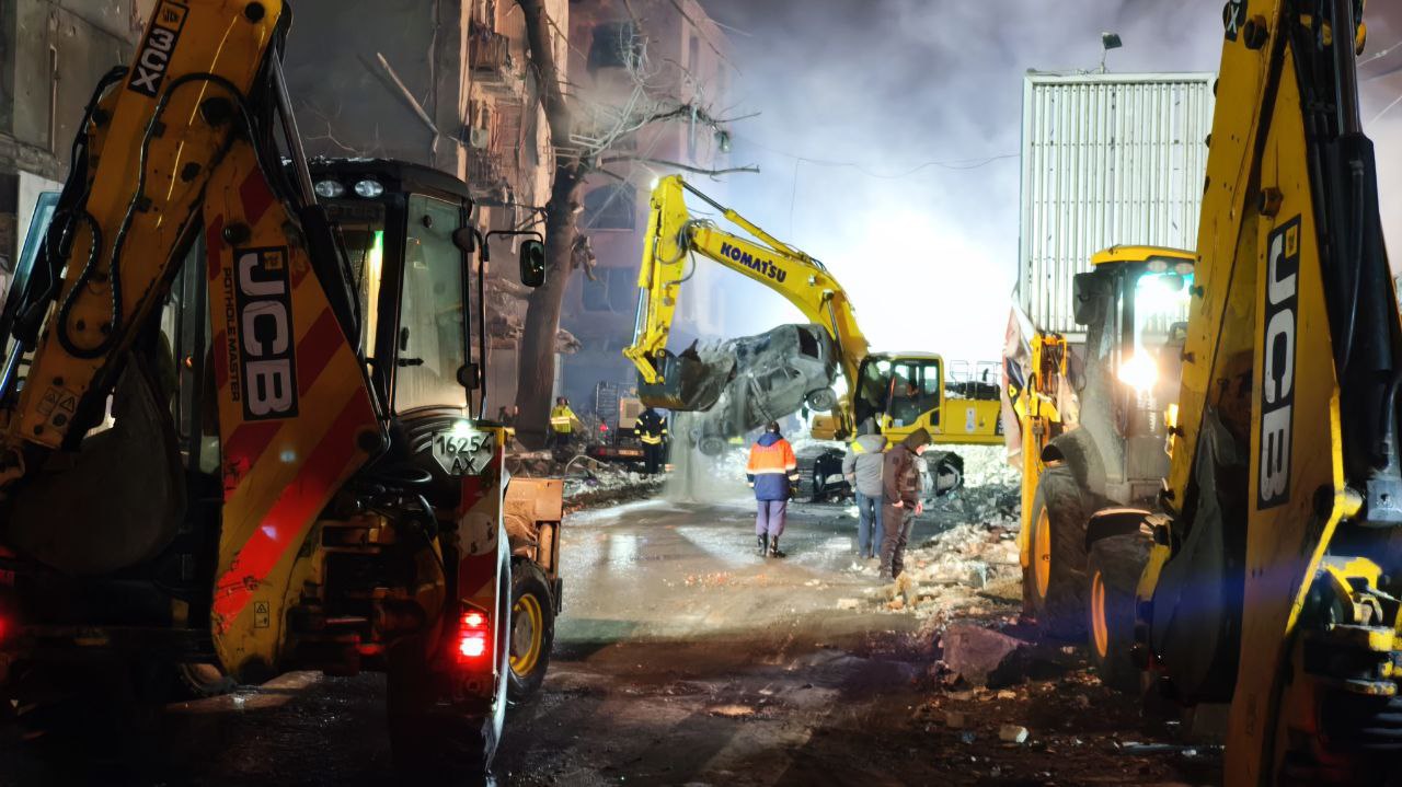 Усувають наслідки удару росіян по центру міста дорожники: Новини Харкова