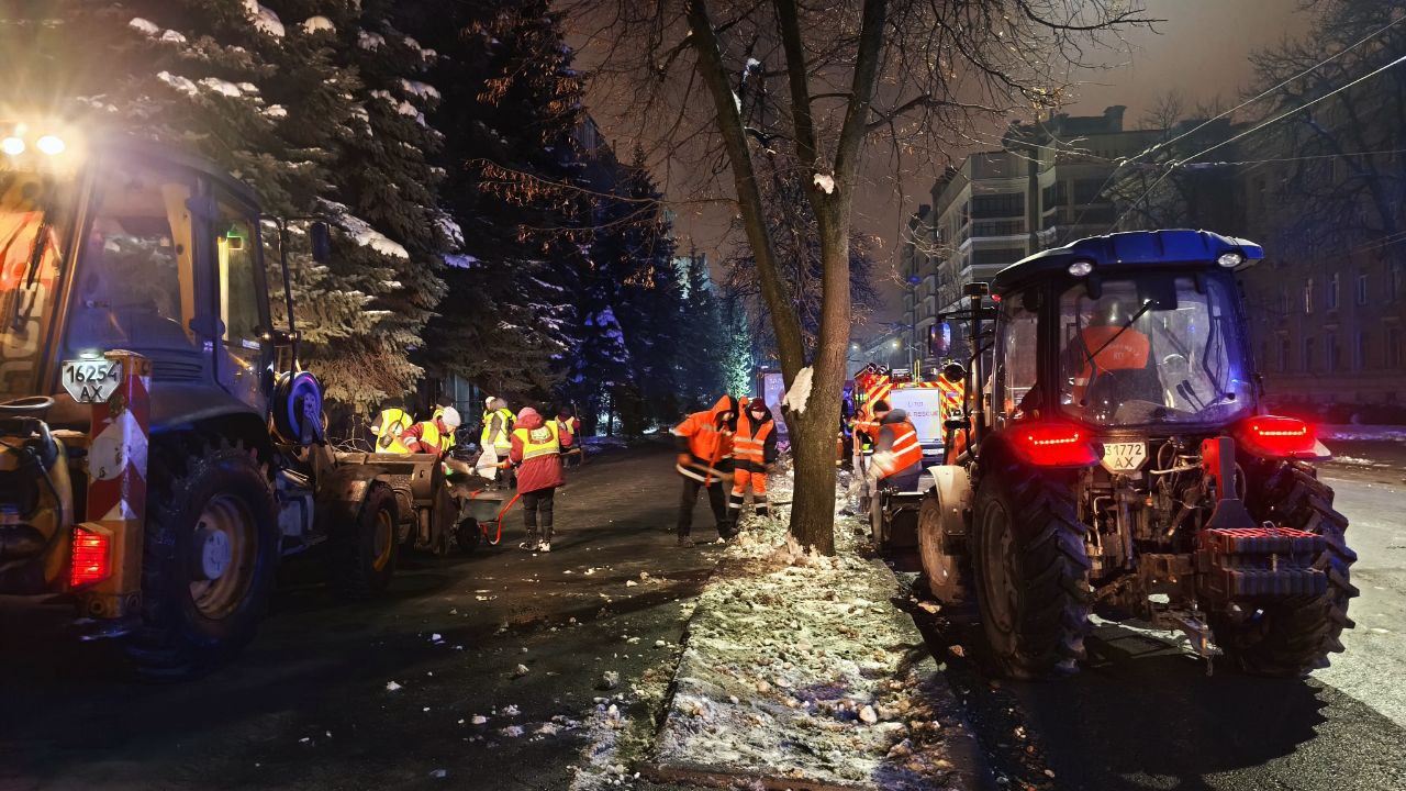 Усувають наслідки удару росіян по центру міста дорожники: Новини Харкова