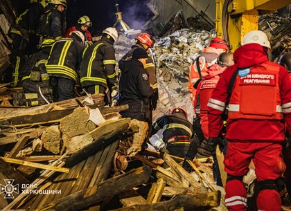 Рятувальники показали кадри нічних пошуково-рятувальних робіт у Харкові